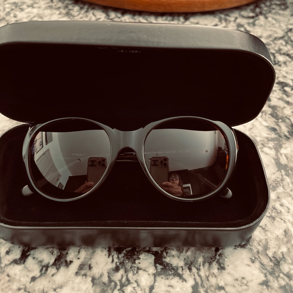 Coach  HC8259 sunglasses w/case